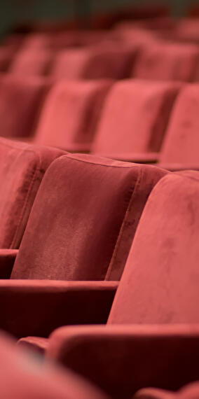 Theater evening with dinner – "Finally a date"