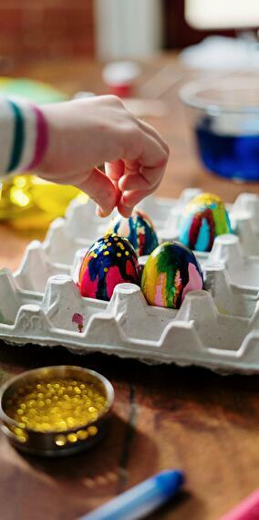 Atelier painting wooden easter decoration
