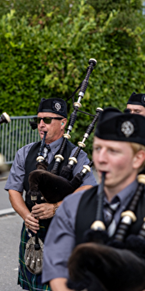 Street entertainment in Esch - Scottish bagpipes, giant clown & balloon sculptures