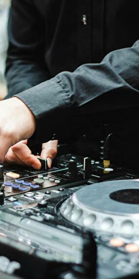 So So Summer : Max Feller & d'Museksmëscher (Live + DJ Set) / Fotoclub Diddeleng