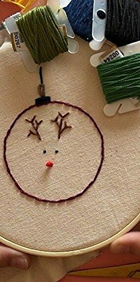 Villa Noël : Magie de Noël dans un cadre à broder - COMPLET