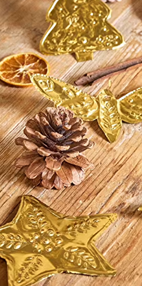 Repoussé metal suspension workshop