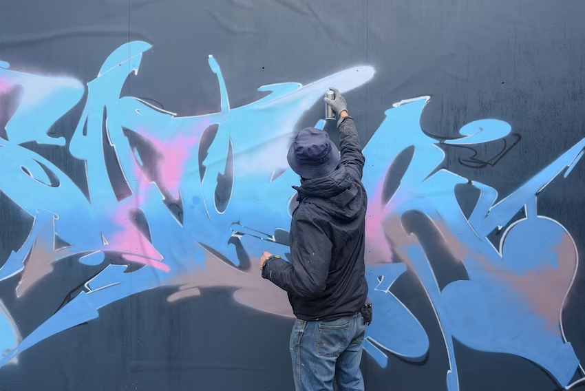 Du graffiti au street art, quand les murs se déchirent