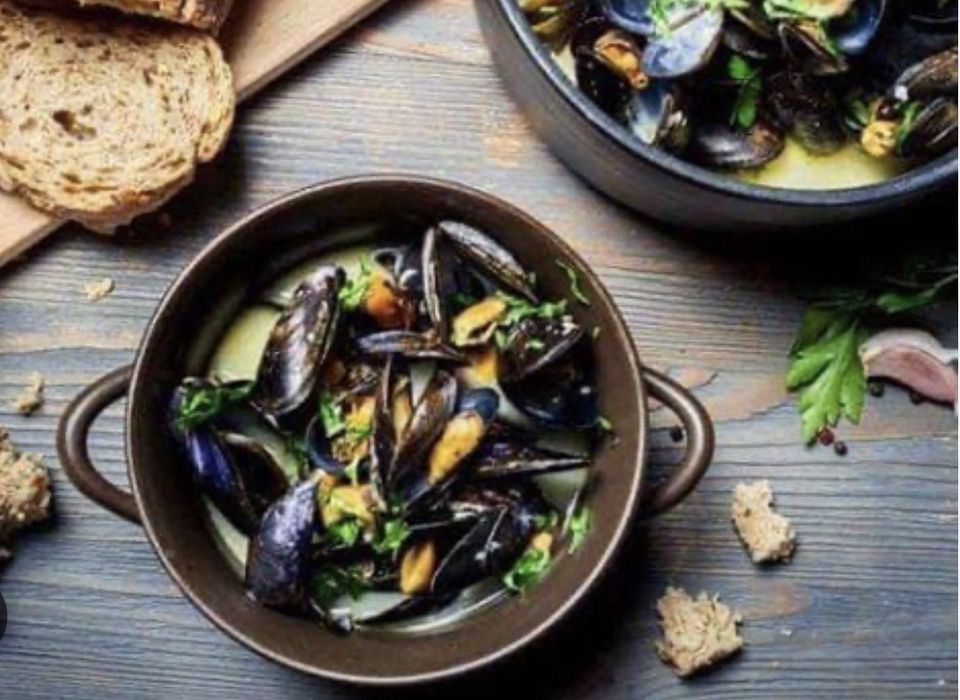 All-you-can-eat mussels and fries + seum party