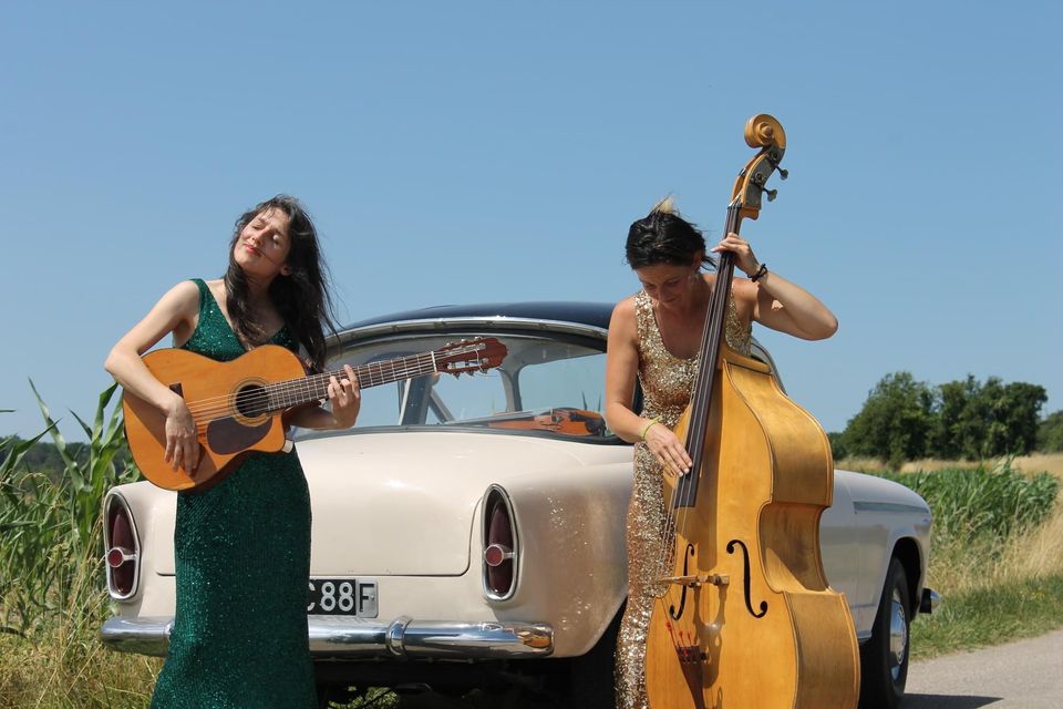 Iolanda  Duo de cover swing et paillettes de Dalida (contrebasse/guitare/violon/accordéon)