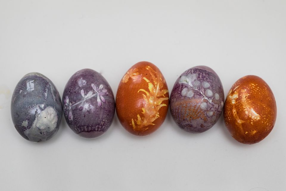 Children's activity: dye Easter eggs naturally