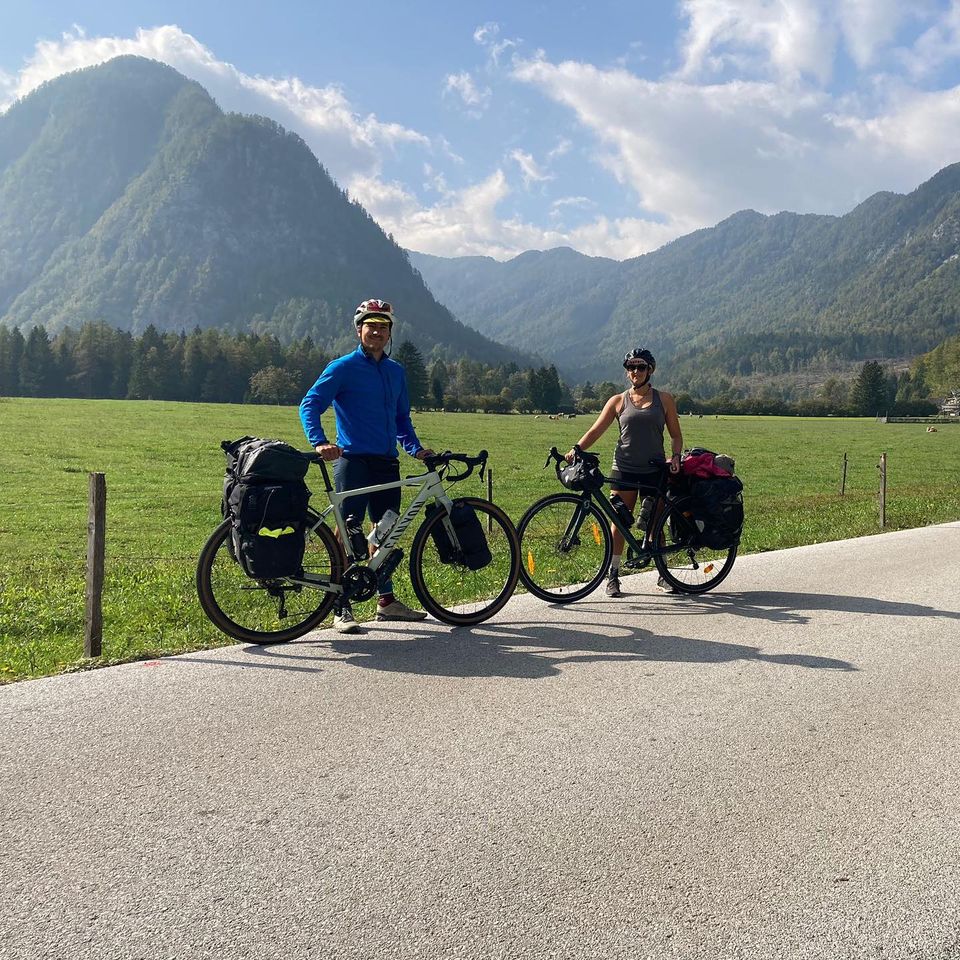 Ali et Jo parlent de leur voyage à vélo à travers l'Europe