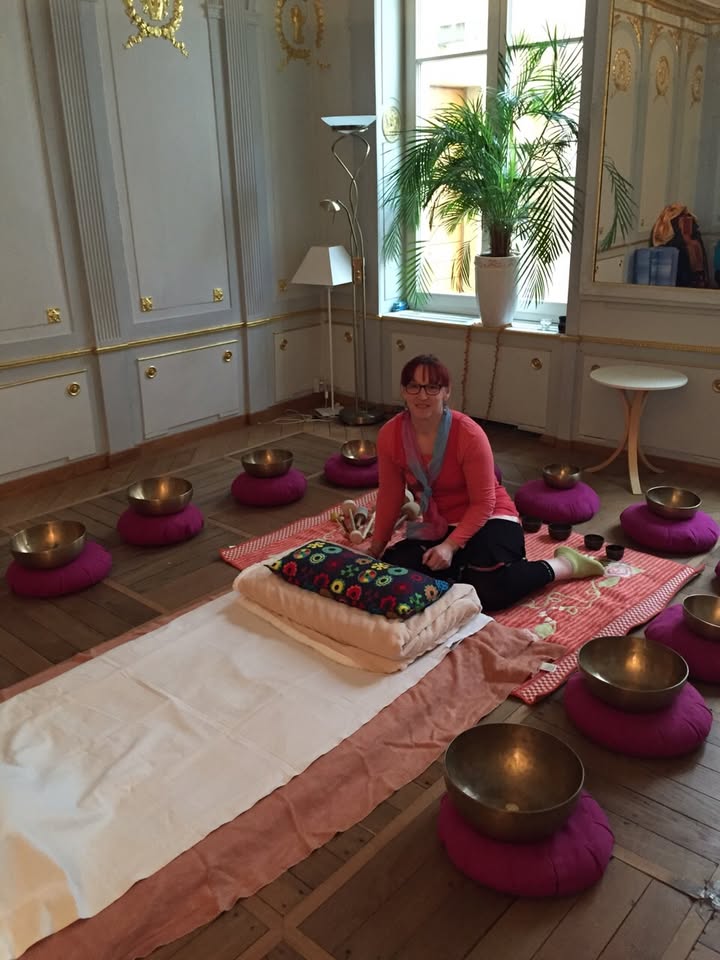 Voyage musical individuel avec bols chantants avec Marie-Anne Stark