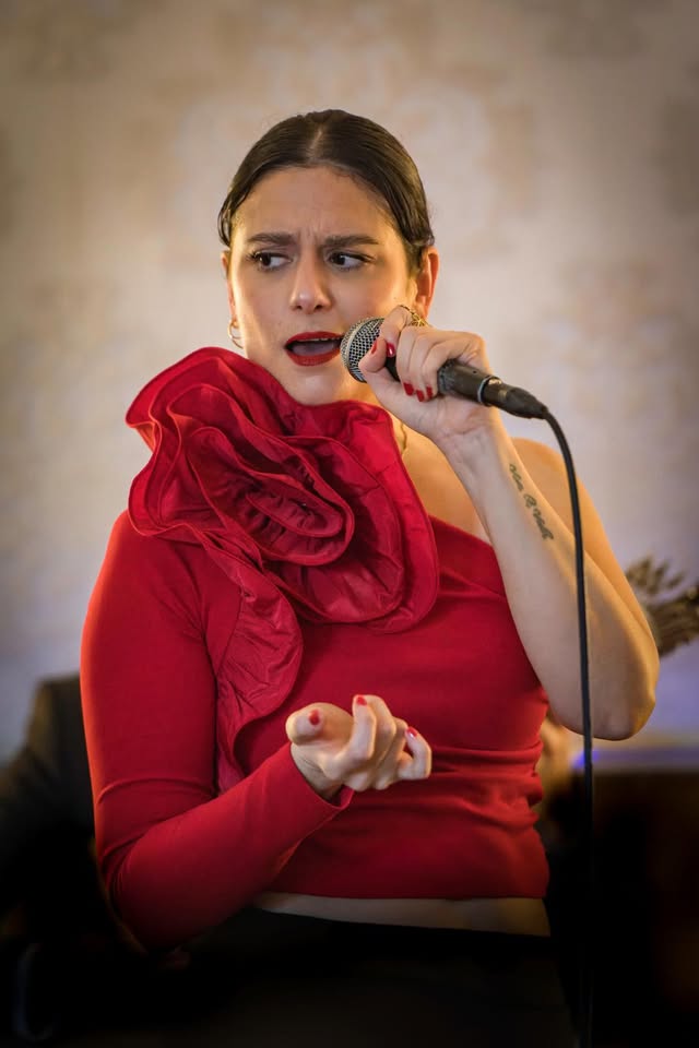 Silence, let's sing Fado!