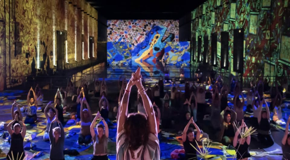 Yoga au coucher de soleil x Set DJ EN DIRECT (Pré-inscription)