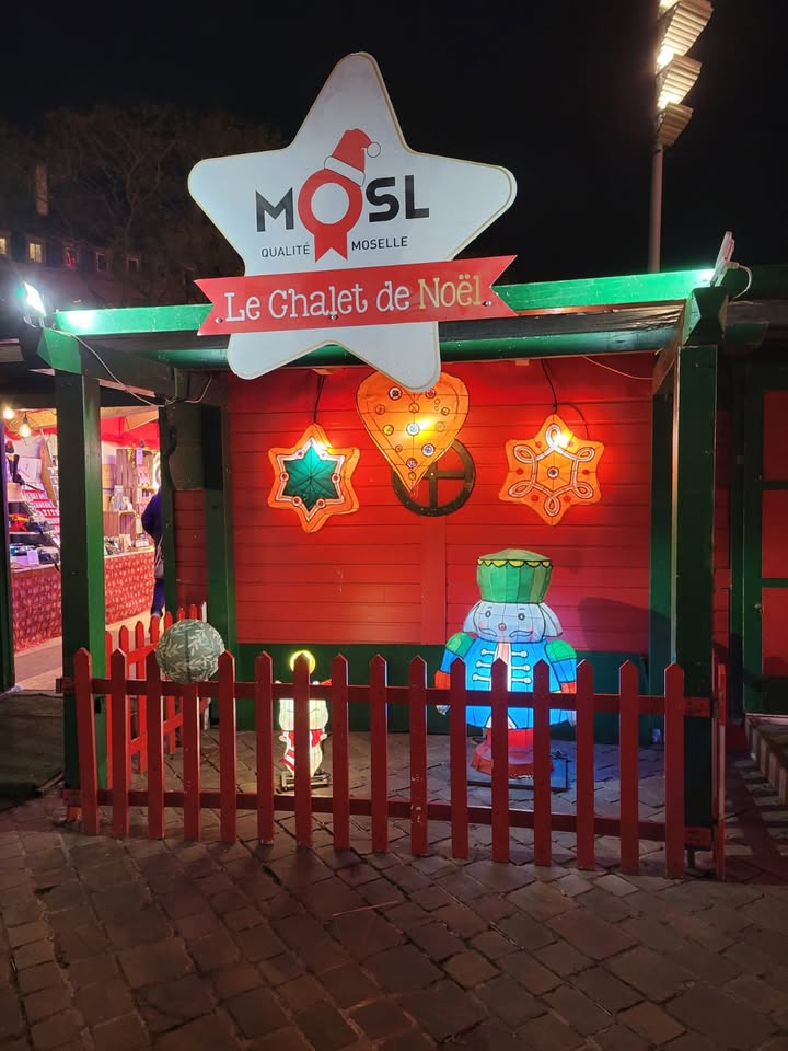 Qualité MOSL Christmas Chalet - Last Weeks