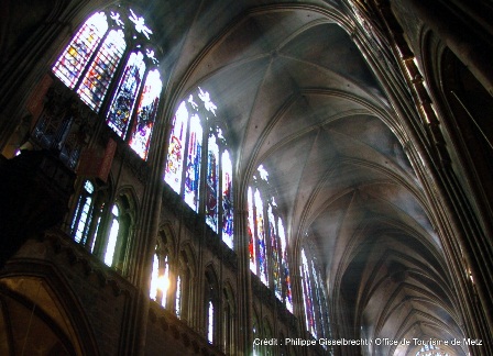 Guided tour of Metz - Art in light: The modern stained glass windows of the cathedral