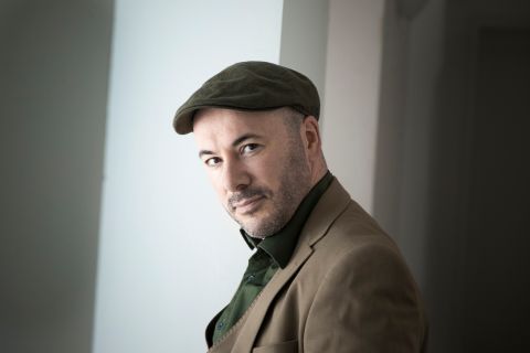 Salopettes jaunes, chapeaux verts et ukulélés rouges