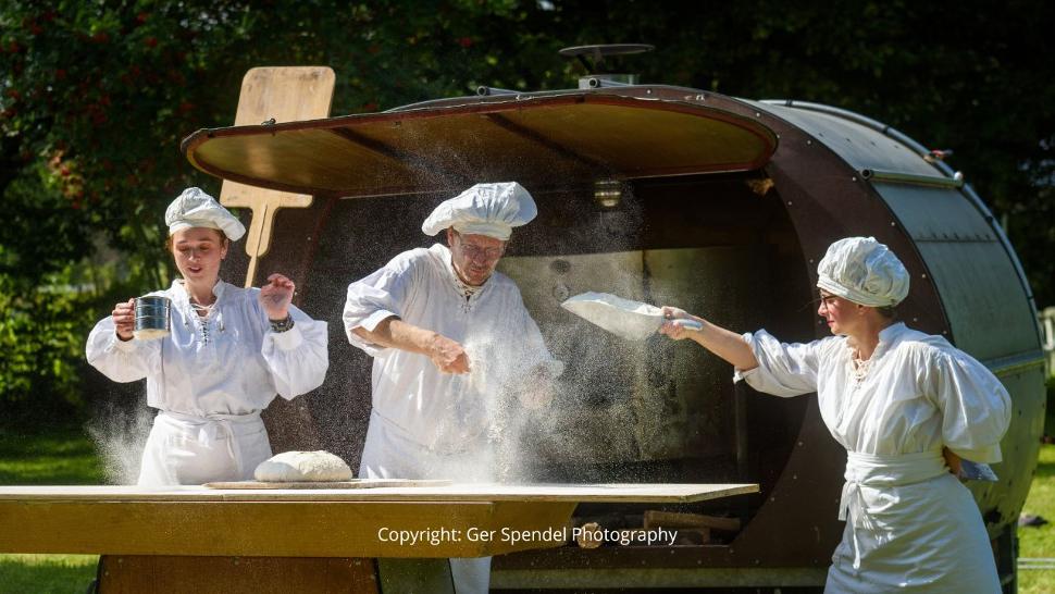 Theater | The wood-fired oven, the caravan passes