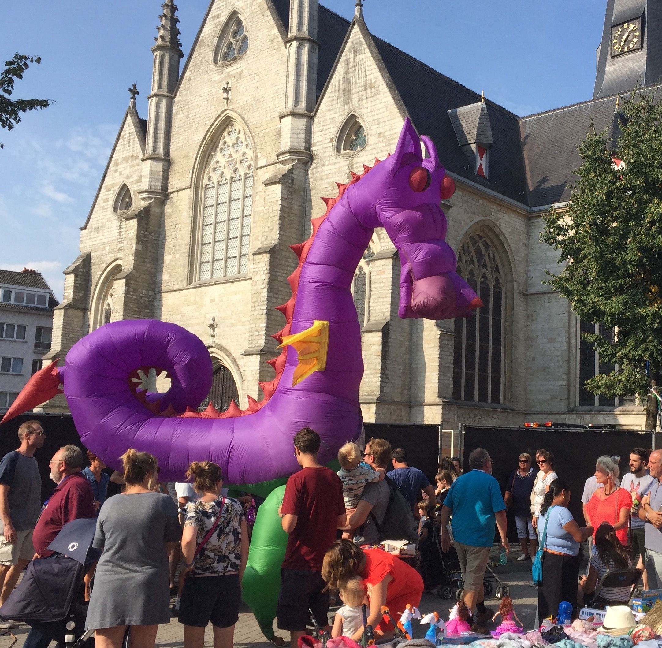 Dragon sur échasses et Zumba