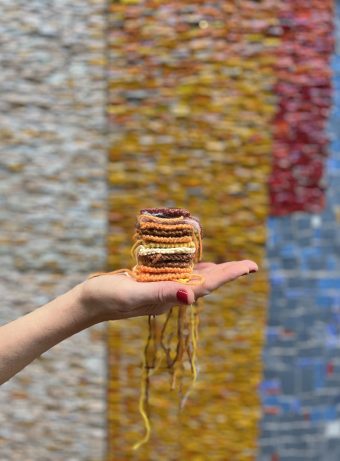 Villa Plage : tricot sur l’herbe