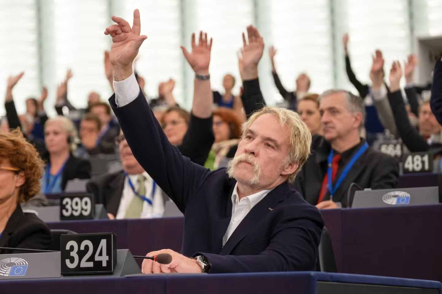Democracy Dies in Darkness. Democratic Institutions in Europe in Cinema and Series