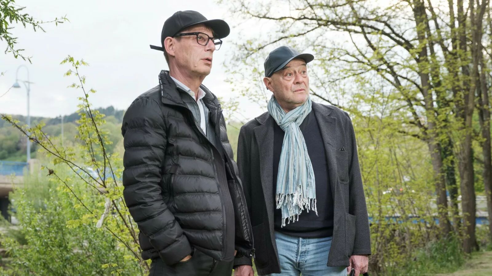 Deux messieurs au bord de la plage